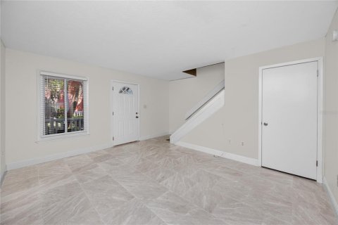 Townhouse in Saint Petersburg, Florida 2 bedrooms, 118.91 sq.m. № 2393412 - photo 3