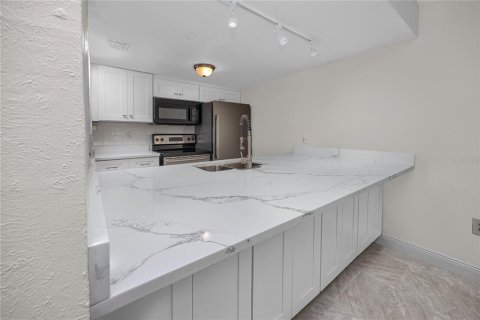 Townhouse in Saint Petersburg, Florida 2 bedrooms, 118.91 sq.m. № 2393412 - photo 10
