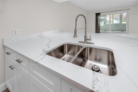 Townhouse in Saint Petersburg, Florida 2 bedrooms, 118.91 sq.m. № 2393412 - photo 9