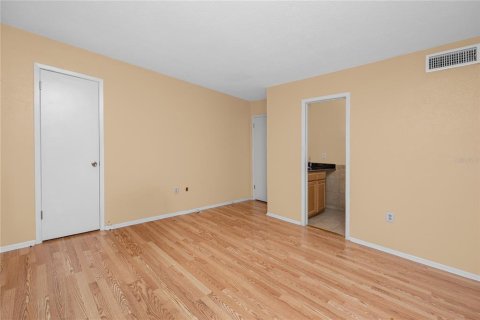 Townhouse in Saint Petersburg, Florida 2 bedrooms, 118.91 sq.m. № 2393412 - photo 27