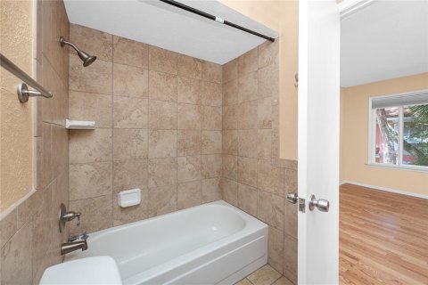 Townhouse in Saint Petersburg, Florida 2 bedrooms, 118.91 sq.m. № 2393412 - photo 30