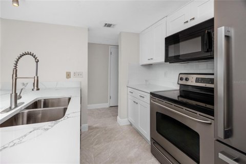 Townhouse in Saint Petersburg, Florida 2 bedrooms, 118.91 sq.m. № 2393412 - photo 8