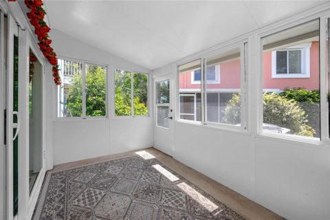 Townhouse in Saint Petersburg, Florida 2 bedrooms, 118.91 sq.m. № 2393412 - photo 17