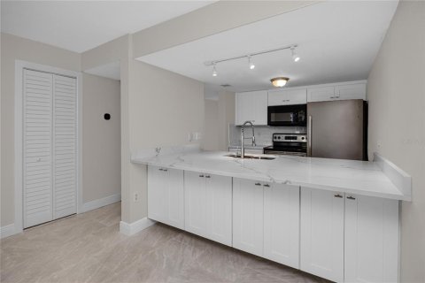 Townhouse in Saint Petersburg, Florida 2 bedrooms, 118.91 sq.m. № 2393412 - photo 12