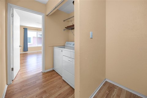 Townhouse in Saint Petersburg, Florida 2 bedrooms, 118.91 sq.m. № 2393412 - photo 19