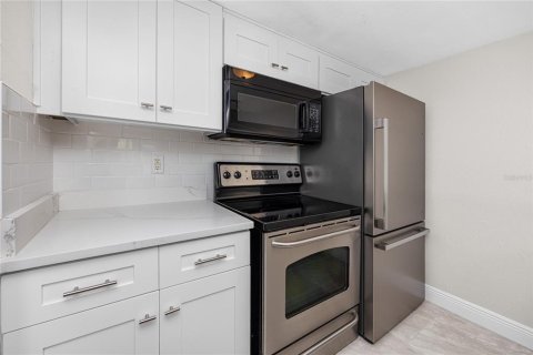 Townhouse in Saint Petersburg, Florida 2 bedrooms, 118.91 sq.m. № 2393412 - photo 7