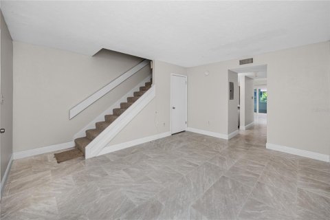 Townhouse in Saint Petersburg, Florida 2 bedrooms, 118.91 sq.m. № 2393412 - photo 4
