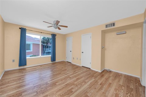 Townhouse in Saint Petersburg, Florida 2 bedrooms, 118.91 sq.m. № 2393412 - photo 21