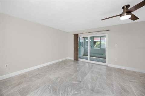 Townhouse in Saint Petersburg, Florida 2 bedrooms, 118.91 sq.m. № 2393412 - photo 15