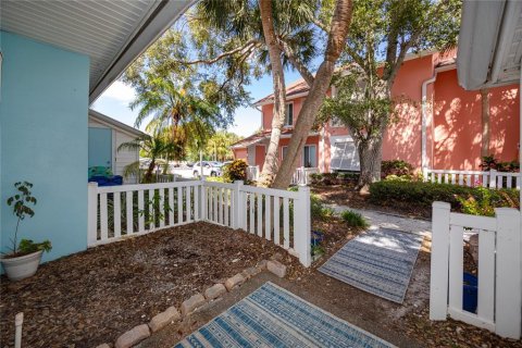 Townhouse in Saint Petersburg, Florida 2 bedrooms, 118.91 sq.m. № 2393412 - photo 2
