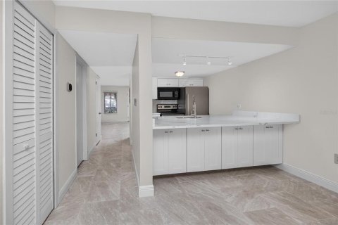 Townhouse in Saint Petersburg, Florida 2 bedrooms, 118.91 sq.m. № 2393412 - photo 11