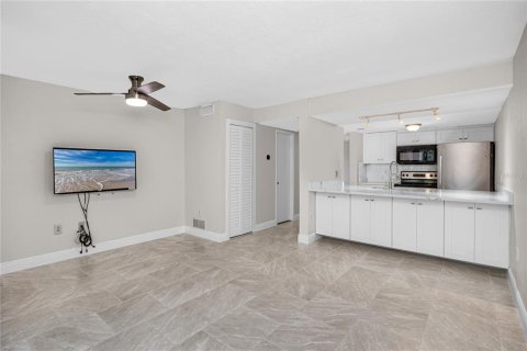 Townhouse in Saint Petersburg, Florida 2 bedrooms, 118.91 sq.m. № 2393412 - photo 13