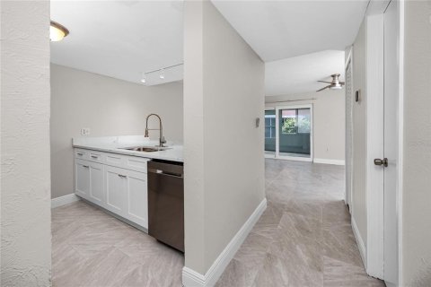 Townhouse in Saint Petersburg, Florida 2 bedrooms, 118.91 sq.m. № 2393412 - photo 5