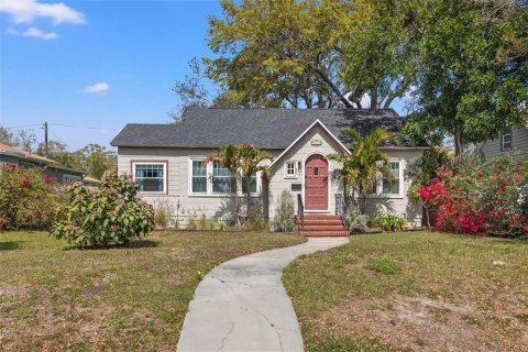House in Saint Petersburg, Florida 3 bedrooms, 182.74 sq.m. № 1592130 - photo 1