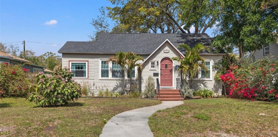 House in Saint Petersburg, Florida 3 bedrooms, 182.74 sq.m. № 1592130