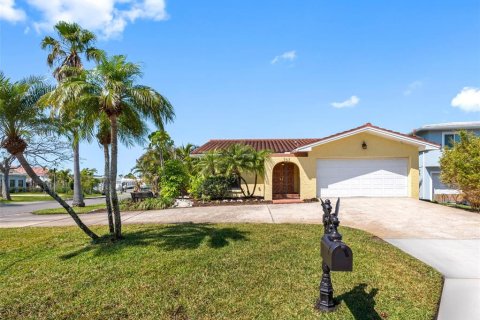 Casa en Madeira Beach, Florida 3 dormitorios, 124.21 m2 № 2140216