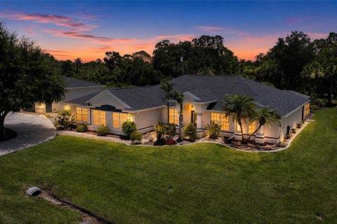 House in Port Charlotte, Florida 5 bedrooms, 274.15 sq.m. № 2351857