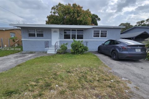 Снять в аренду виллу или дом в Форт-Лодердейл, Флорида 3 спальни, 99.03м2, № 2046277 - фото 3