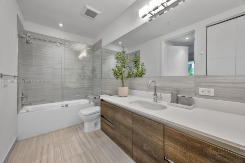 Condo in Coral Gables, Florida, 2 bedrooms  № 1944141 - photo 15