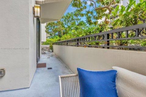 Condo in Coral Gables, Florida, 2 bedrooms  № 1944141 - photo 24