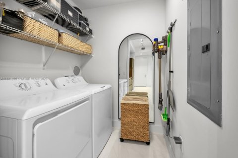 Condo in Coral Gables, Florida, 2 bedrooms  № 1944141 - photo 11