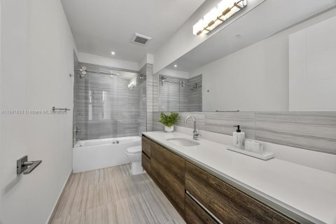 Condo in Coral Gables, Florida, 2 bedrooms  № 1944141 - photo 21