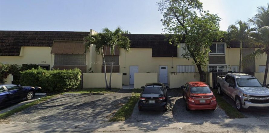 Townhouse in Davie, Florida 3 bedrooms, 119.84 sq.m. № 2175619