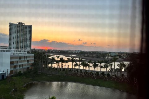 Condominio en venta en Hallandale Beach, Florida, 1 dormitorio, 78.97 m2 № 1979901 - foto 25