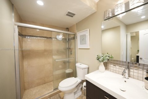 Condominio en venta en Hallandale Beach, Florida, 1 dormitorio, 78.97 m2 № 1979901 - foto 11