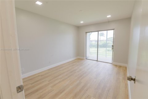 Copropriété à louer à Palm Springs, Floride: 2 chambres, 81.75 m2 № 2394694 - photo 3