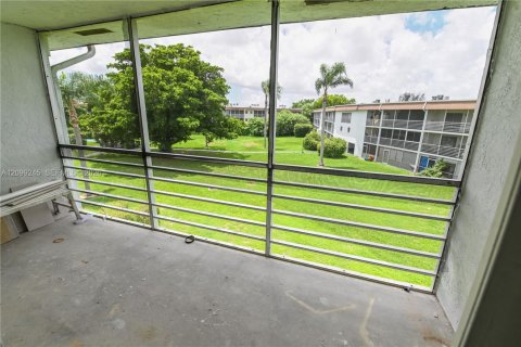 Copropriété à louer à Palm Springs, Floride: 2 chambres, 81.75 m2 № 2394694 - photo 8