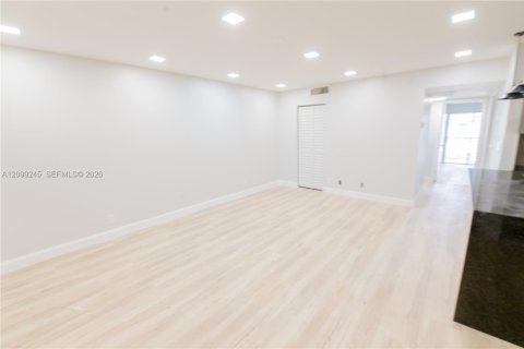 Copropriété à louer à Palm Springs, Floride: 2 chambres, 81.75 m2 № 2394694 - photo 7