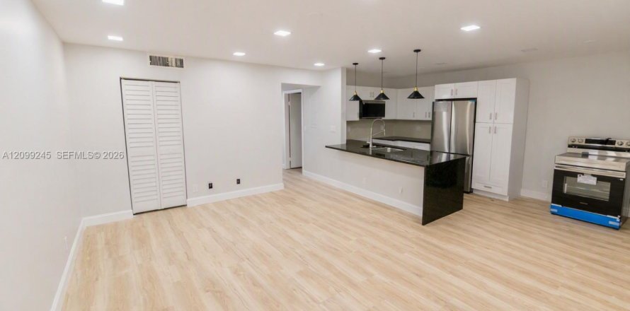 Condo à Palm Springs, Floride, 2 chambres  № 2394694