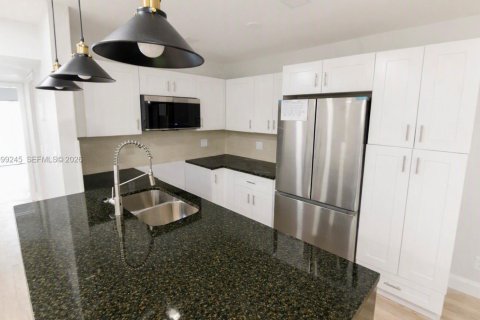 Copropriété à louer à Palm Springs, Floride: 2 chambres, 81.75 m2 № 2394694 - photo 2