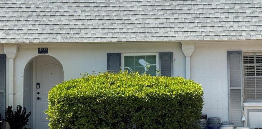 Condominio en New Port Richey, Florida, 1 dormitorio № 2148498