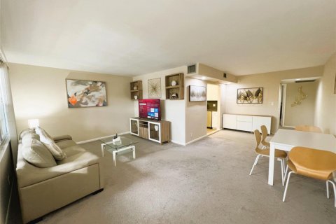 Condo in Coconut Creek, Florida, 1 bedroom  № 2250053 - photo 3