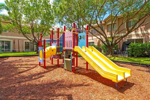 Townhouse in Tamarac, Florida 2 bedrooms, 117.8 sq.m. № 1923396 - photo 26