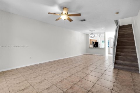 Townhouse in Tamarac, Florida 2 bedrooms, 117.8 sq.m. № 1923396 - photo 10