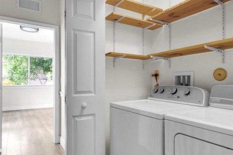 Townhouse in Tamarac, Florida 2 bedrooms, 117.8 sq.m. № 1923396 - photo 17