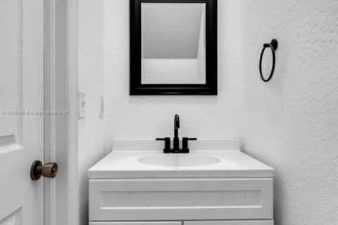 Townhouse in Tamarac, Florida 2 bedrooms, 117.8 sq.m. № 1923396 - photo 7