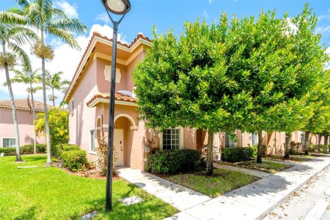 Townhouse in Tamarac, Florida 2 bedrooms, 117.8 sq.m. № 1923396 - photo 1