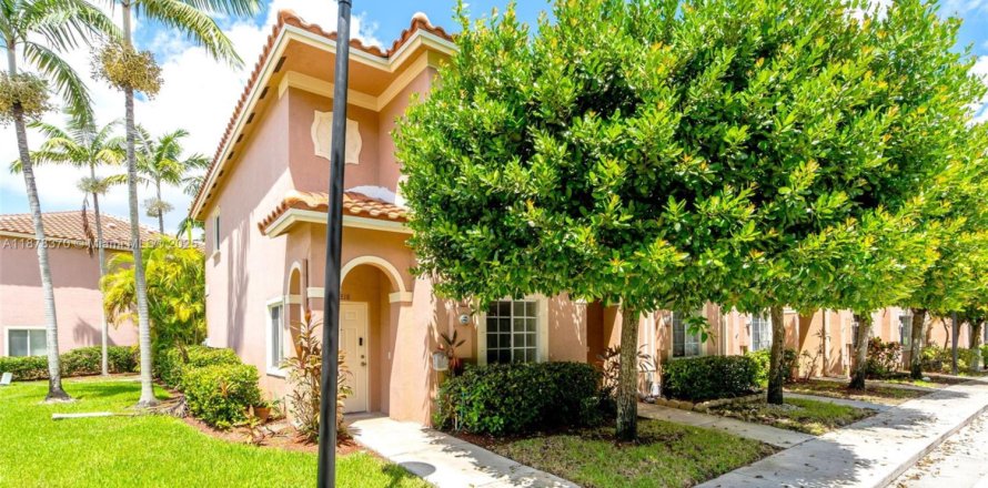 Townhouse in Tamarac, Florida 2 bedrooms, 117.8 sq.m. № 1923396