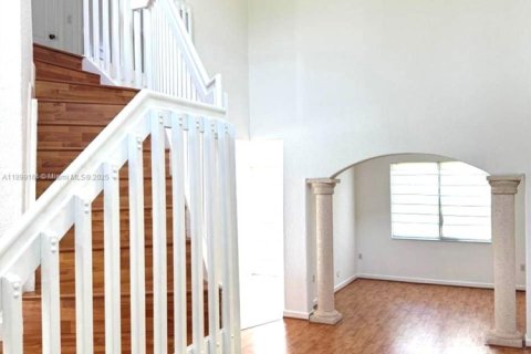Townhouse in Miramar, Florida 3 bedrooms, 163.6 sq.m. № 1952459 - photo 3