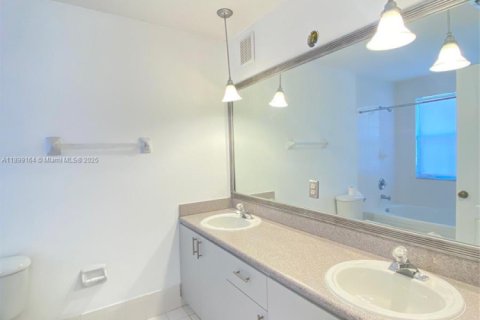 Townhouse in Miramar, Florida 3 bedrooms, 163.6 sq.m. № 1952459 - photo 10