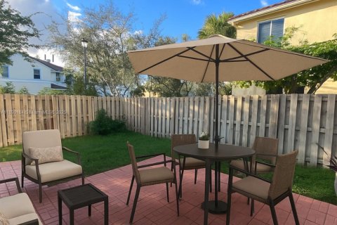 Townhouse in Miramar, Florida 3 bedrooms, 163.6 sq.m. № 1952459 - photo 13