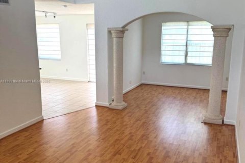 Townhouse in Miramar, Florida 3 bedrooms, 163.6 sq.m. № 1952459 - photo 4