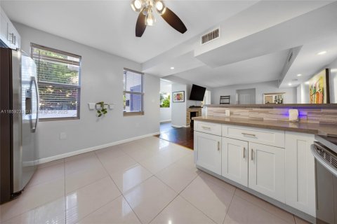 House in North Miami, Florida 3 bedrooms, 103.03 sq.m. № 1889168 - photo 16