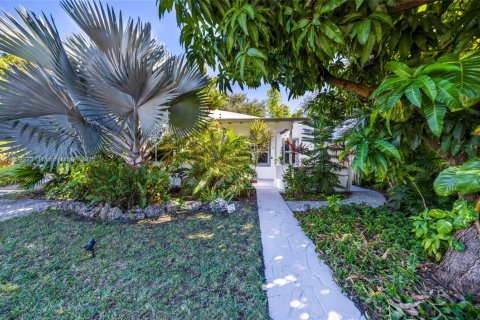 House in North Miami, Florida 3 bedrooms, 103.03 sq.m. № 1889168 - photo 4