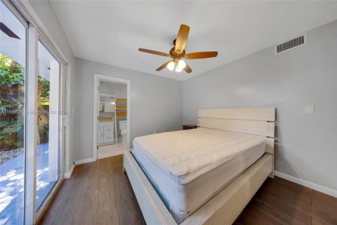 House in North Miami, Florida 3 bedrooms, 103.03 sq.m. № 1889168 - photo 25