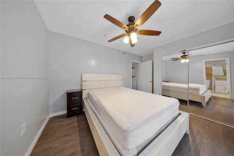 House in North Miami, Florida 3 bedrooms, 103.03 sq.m. № 1889168 - photo 26